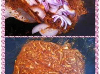 3) 取出鍋，加入4大匙食油，油熱加入攪碎的食材B，下鍋慢火爆香，炒至材料變深。
加入江魚仔和辣椒粉炒約3分鐘左右【覺得食油不夠，可以多加一點】。