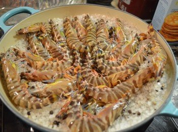 4) 然後放入醃好的蝦子，用木勺盡量將蝦埋入鹽中。