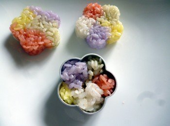 6) 這是第2種花型飯糰: 蒸熟的彩米調味後用花型模型分別放入彩米用小湯匙壓緊 