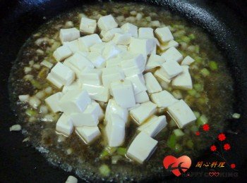 4) 放入豆腐煮一會勾薄芡,淋香油,放蔥末
