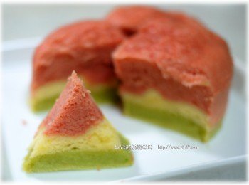 7) 切成西瓜造型時，一份水蒸西瓜造型蛋糕就完成了