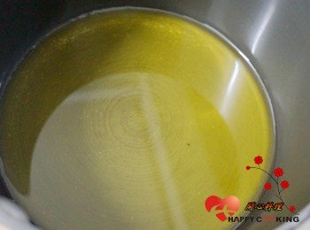 5) 用小鍋倒入美麗媞妮特級初榨橄欖油,燒至中溫
