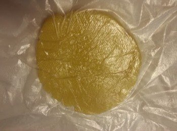 17)  利用膠袋或保鮮紙，將餅皮搟平成圓形，邊稍薄，包入一粒餡料拌圓。