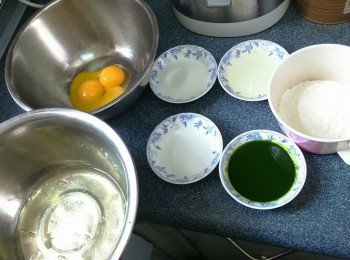 蛋黃麵煳:
打蛋,分開蛋黃及蛋白,分別放入乾淨攪拌盆內。
低筋麵粉過篩備用。
