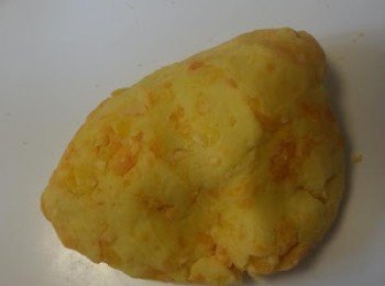 14)  從雪櫃取出奶皇餡搓滑，加入咸蛋碎搓勻，再略搓長條形。