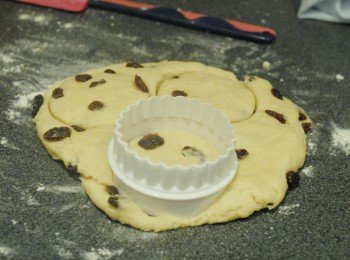 將麵團用手輕力壓至約2cm厚，然後印出圓形，放在烘焙紙上