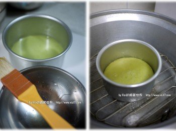 4) 在模具裡層塗上一層橄欖油後，把抹茶麵糊倒入
。放入已沸騰的電鍋中，蓋上蓋子蒸四分鐘