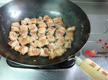 鍋中抹一層薄薄的油鋪上五花肉 