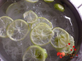 4) 切片擠完汁的檸檬放入冰水中 