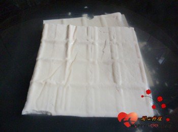 1) 豆腐加1茶匙鹽煮2分鐘關火取出切成大小不同的三角形薄片