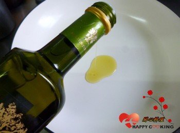 2) 鍋中放入一大匙美麗媞妮特級初榨橄欖油