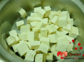 板豆腐切成一公分左右的塊狀,濾乾水分 