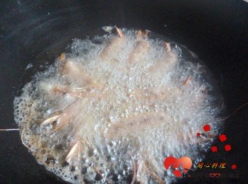 8) 開大火後放入與蝦一起炸至變色起鍋
