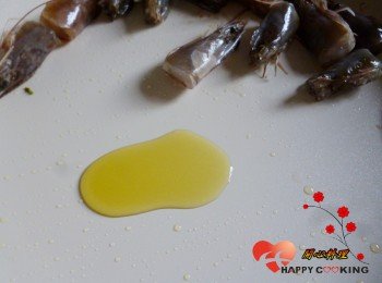 4) 鍋中放入美麗媞妮特級初榨橄欖油與蝦頭
