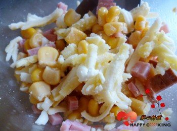 4) 火腿切小丁拌入玉米和乳酪絲,加少許黑胡椒