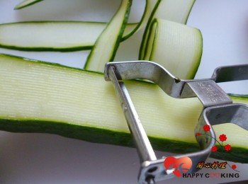 5) 小黃瓜用刨刀削成薄片