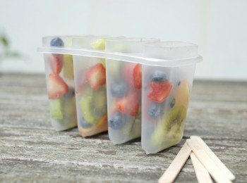 將不同的水果放入雪條盒內