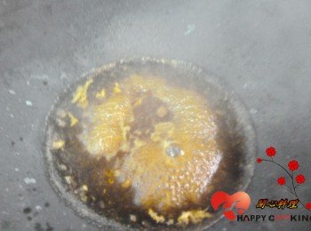 6) 湯汁倒入鍋中加調味拌勻淋在魚片上