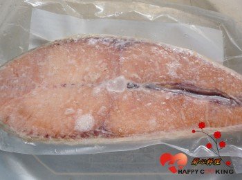 2) 將鮭魚取出退冰,去骨切成0.8公分左右的厚片 