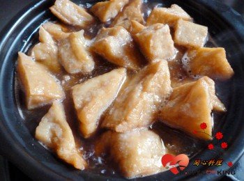 6) 加入油豆腐(板豆腐),再煮20分鐘讓它入味 