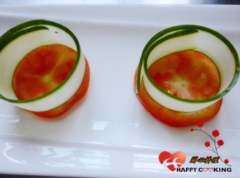 6) 番茄切片鋪底,小黃瓜捲起