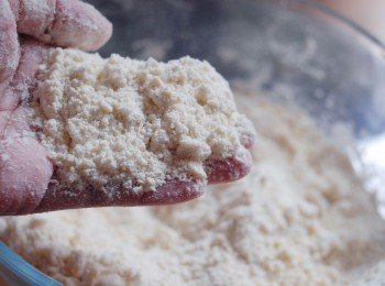 用手捏碎牛油，與麵粉拌勻成麵包糠狀