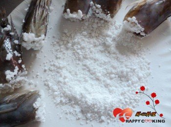 7) 蝦頭切口處沾上乾地瓜粉
