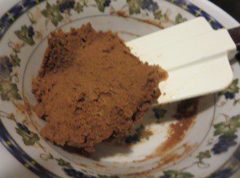 4) 用刮刀揉成面团
