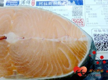 2) 退冰後的鮭魚一樣厚實,呈現出最自然的淺橘色,油脂分佈均勻,摸起來Q彈豐潤,不像養殖的油脂那麼多,卻是我家最喜歡的口感,想到就流口水了,快開始烹飪吧