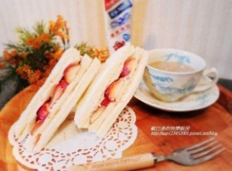 甜蜜蜜草莓三明治