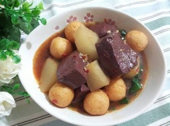 港式經典小吃~香辣韮菜豬紅魚蛋蘿蔔