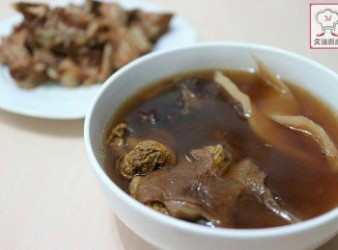 【健脾·增強免疫力】茶樹菇姬松茸煲唐排湯