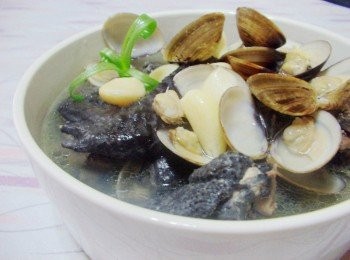 【電鍋料理】~蒜頭蛤蜊烏骨雞湯