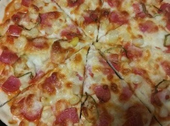 薄餅脆皮火腿pizza