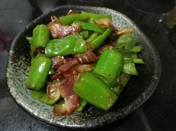 蒜香臘肉炒尖椒