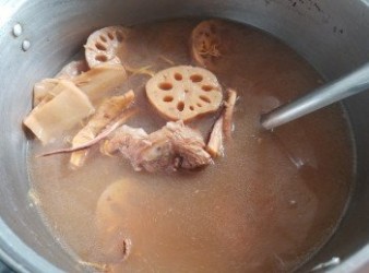 鱆魚螺片豬骨煲蓮藕