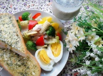 健康早餐 ~ 香蒜麵包 + 水煮蛋 + 蔬菜雞肉優格沙拉+ 黑芝麻豆奶
