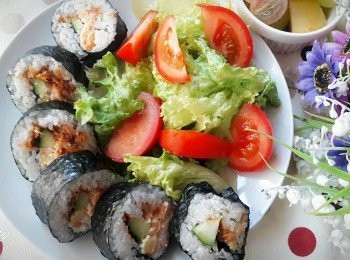 健康早午餐 ~ 芥末鮭魚小黃瓜肉鬆海苔卷 + 蕃茄蔬菜沙拉 + 雙色葡萄奇異果