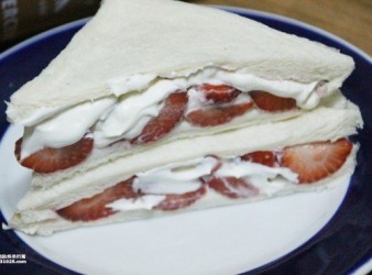 草莓鮮奶三明治