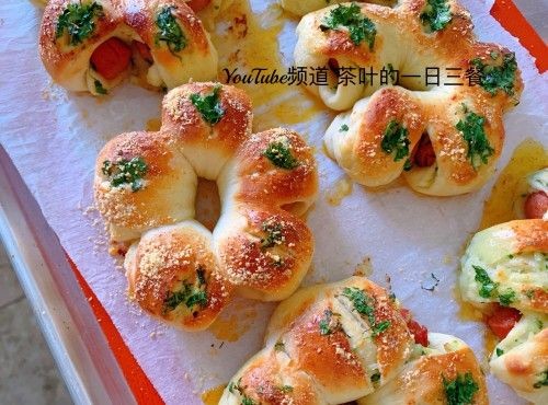 Garlic sausage bread rolls 蒜香腸仔麵包卷