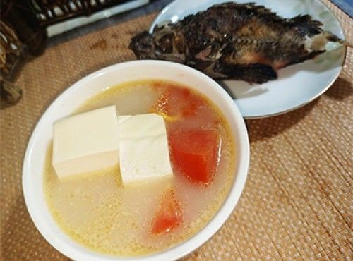 蕃茄豆腐石祟魚湯【清熱潤燥、溫中補虛】
