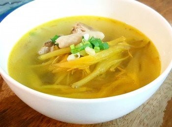 金針花雞肉湯