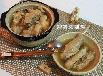 用天然放牧的快樂雞煮鍋《肉骨茶雞湯》