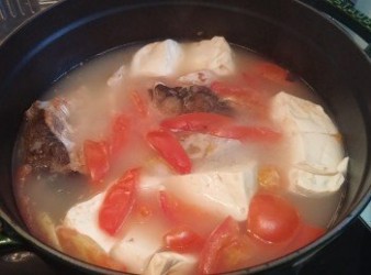 蕃茄豆腐魚頭湯
