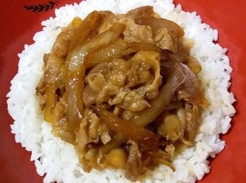日式洋蔥豚肉飯