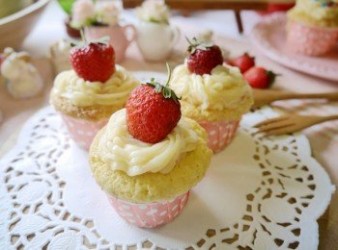 鬆餅粉杯子蛋糕&草莓奶油糖霜