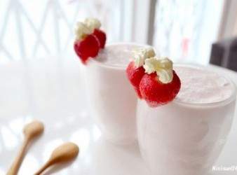 草莓蜂蜜牛奶冰沙 (絕佳比例)