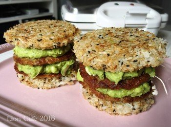 碎蛋牛油果飯漢堡