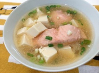 鮭魚豆腐味噌湯。快速煮好湯!