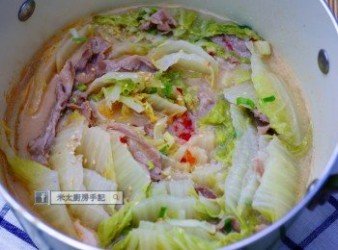 《黃芽白豚肉豆乳鍋》